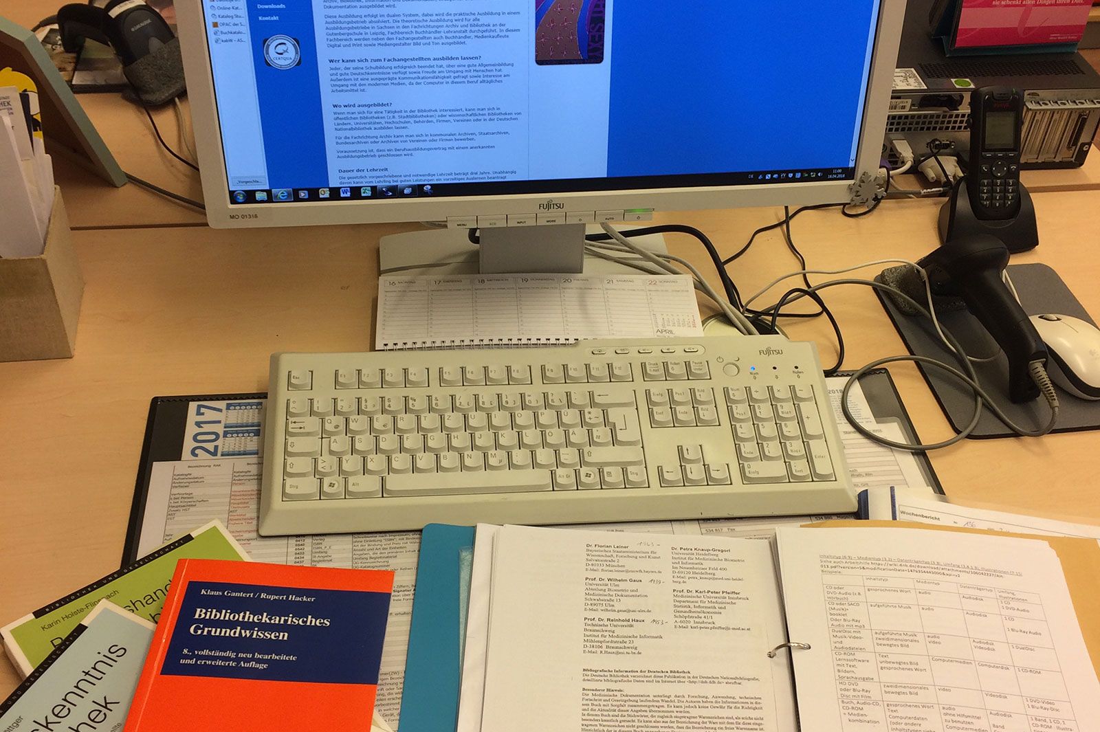 Recherche in der Bibliothek