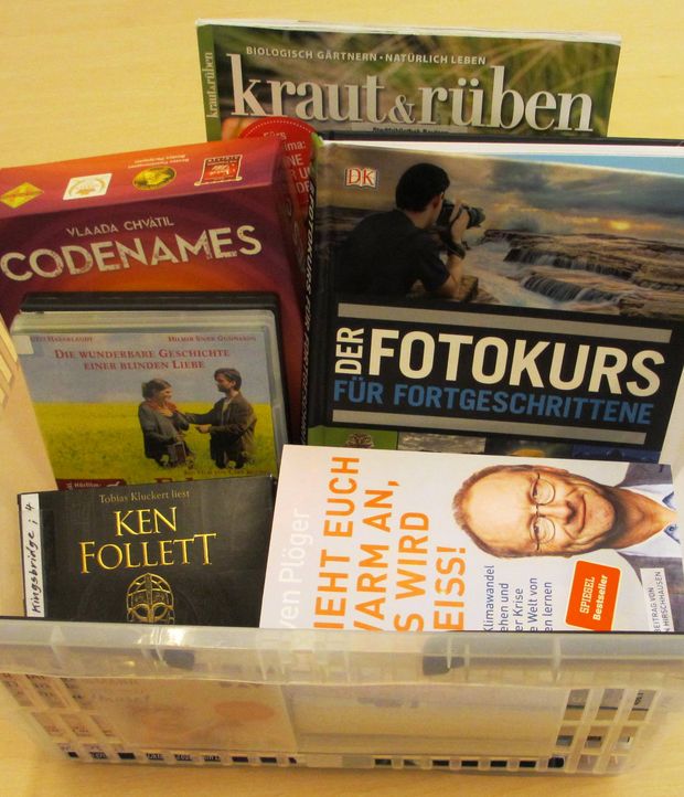 Medienkorb Korb mit verschiedenen Medien, die entliehen werden können