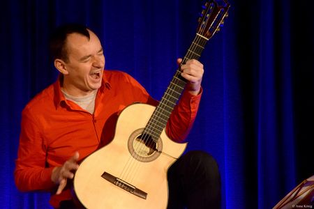 Sologitarrist Frank Fröhlich mit Gitarre