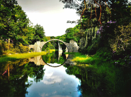 Rakotzbrücke Die Rakotzbrücke spiegelt sich im Wasser.